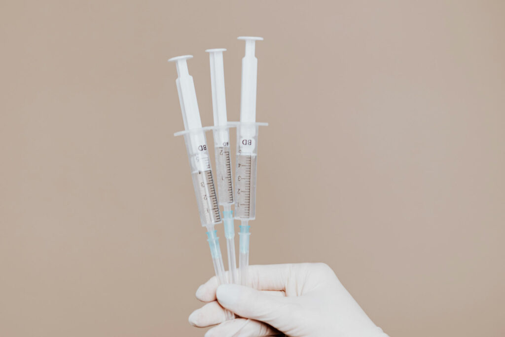 Das Bild zeigt Corona-Schutzimpfungen von Novavax, welche ab sofort in der Praxis für Kardiologie, Angiologie und Hämostaseologie in Düsseldorf geimpft werden können